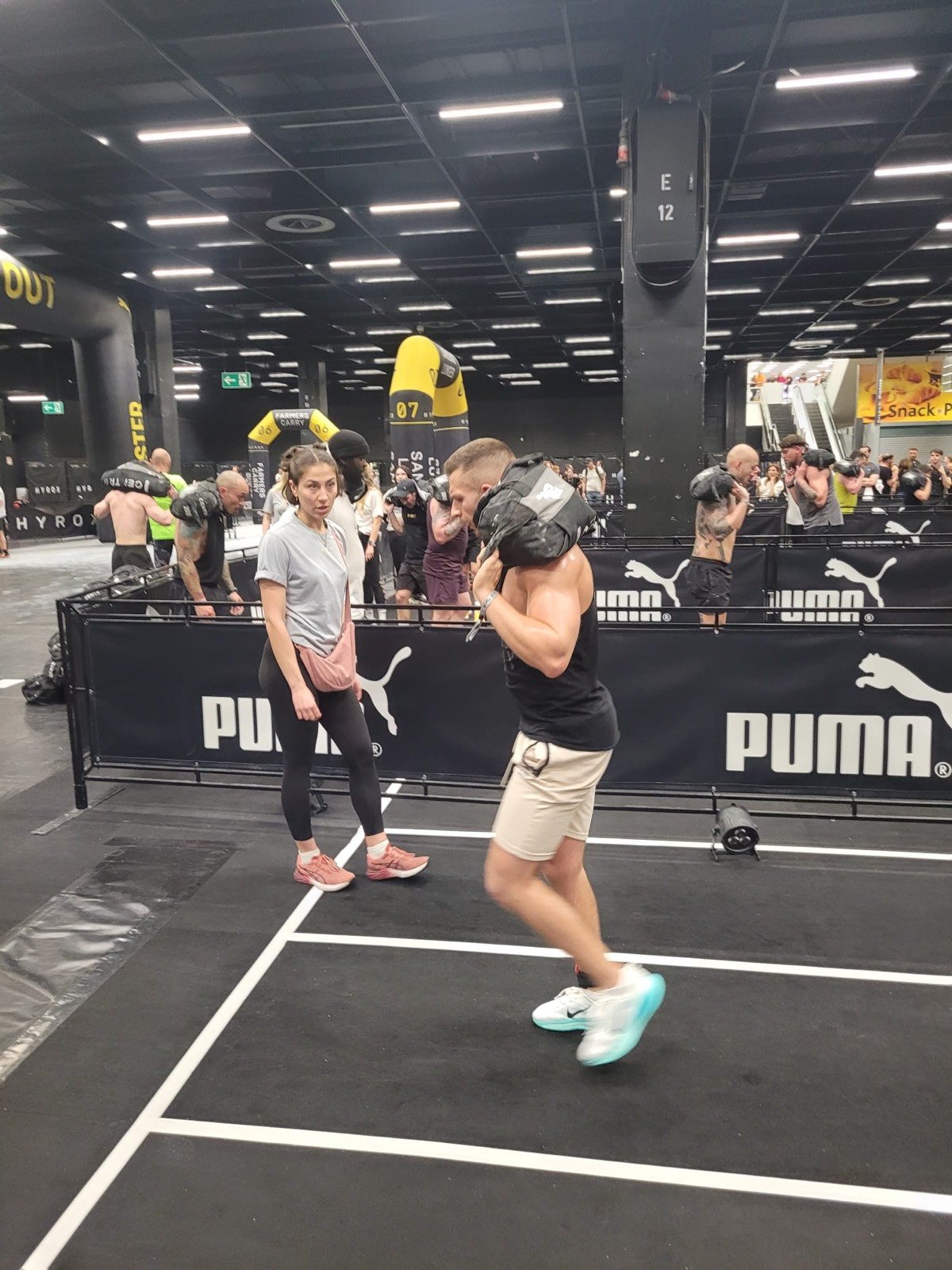 Sandbag Lunges auf der Wettkampffläche, HYROX Köln 2025
